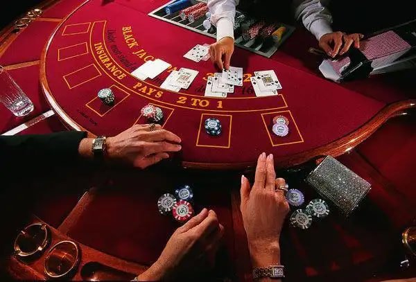 slotss Live Casino ဒီလာများနှင့် Baccarat ဇယားများ